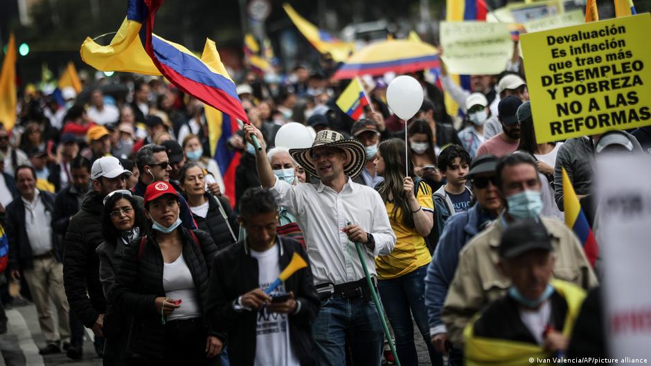 Protestan en Colombia contra medidas del Gobierno de Petro