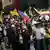Manifestantes marchan en Bogotá contra las reformas tributarias y otras iniciativas propuestas por el gobierno del presidente Gustavo Petro.
