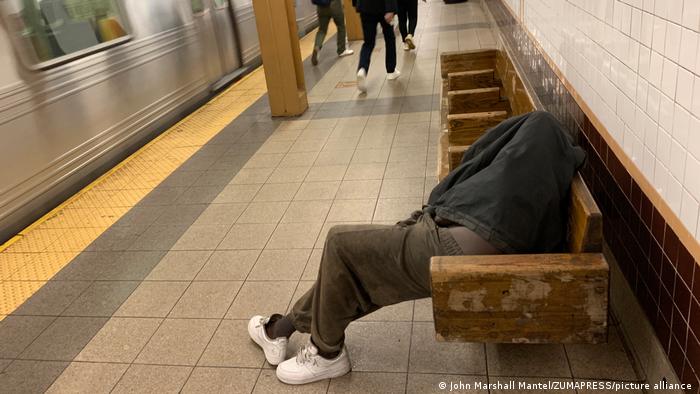 El Estado de Nueva York apoyará la atención a personas con problemas mentales o sin hogar que deambulan o pernoctan en las estaciones.