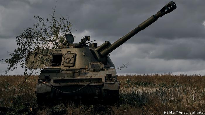 Eine ukrainische Panzerartillerie in der Nähe von Bachmut, Region Donezk
