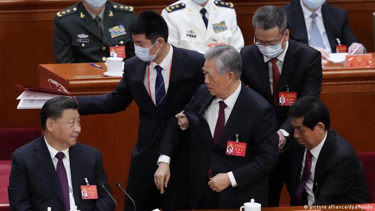 胡锦涛被带离二十大会场：做给谁看？