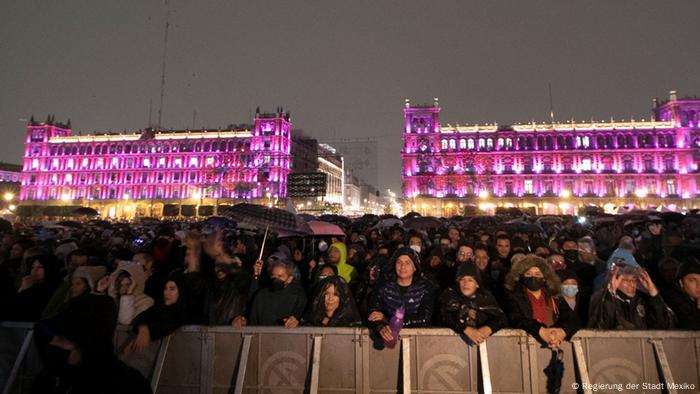 Primera fila del público, con capuchas y paraguas.