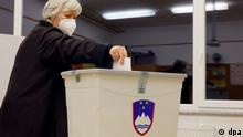 23.10.2022, Slowenien, Ljubljana: Eine Frau gibt ihren Stimmzettel für die Präsidentschaftswahlen in einem Wahllokal ab. Rund 1,7 Millionen Wahlberechtigte sind im EU-Land Slowenien aufgerufen, sich zwischen sieben Kandidaten zu entscheiden. Foto: Uncredited/AP/dpa +++ dpa-Bildfunk +++