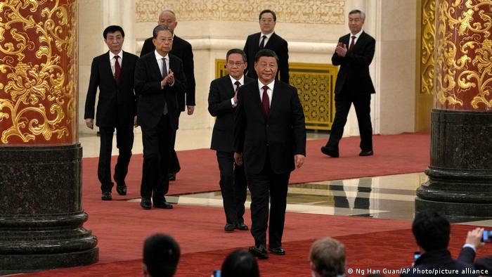 习近平率领新一届政治局常委亮相,身后依序为李强、赵乐际、王沪宁、蔡奇、丁薜祥及李希 习近平率领新一届政治局常委亮相,身后依序为李强、赵乐际、王沪宁、蔡奇、丁薜祥及李希