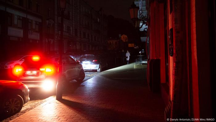 Ukraine Kiew | Auto auf unbeleuchteter Straße