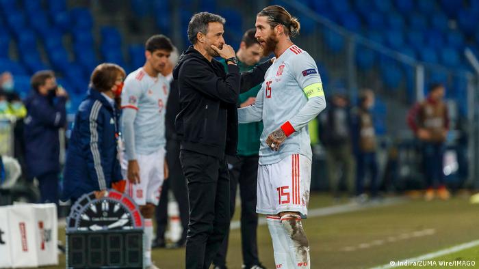 Trainer Luis Enrique gibt Sergio Ramos am Spielfeldrand mit vorgehaltener Hand Anweisungen 