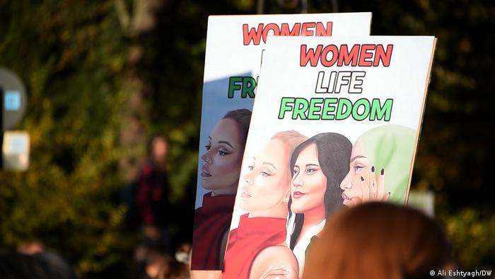 Demonstranten in Berlin halten ein Bild von der toten Kurdin Jina Mahsa Amini hoch 
