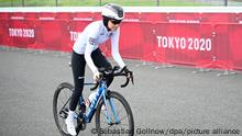 Radsport: Olympia, Oyama (22,10 km), Frauen, Einzelzeitfahren auf dem Fuji International Speedway. Masomah Ali Zada, die für das Refugee Olympic Team (olympisches Flüchtlingsteam), in Aktion. +++ dpa-Bildfunk +++