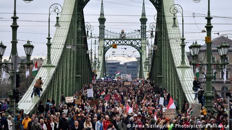 Десетки хиляди в Будапеща излязоха на протест с искания да