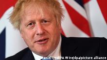 ARCHIV - 19.04.2022, Großbritannien, London: Boris Johnson, damaliger Premierminister von Großbritannien, trifft zu gemeinsamen Gesprächen mit Ministerpräsident Barzani der irakisch-kurdischen Regionen in der Downing Street 10 ein. (zu dpa: «Ex-Premier Boris Johnson kandidiert doch nicht erneut fürs Amt») Foto: Daniel Leal/PA Wire/dpa +++ dpa-Bildfunk +++