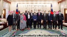 24.10.2022+++ In this photo released by the Taiwan Presidential Office, Taiwan's President Tsai Ing-wen, center, poses for photo with a group of German lawmakers led by Free Democratic Party's Peter Heidt, seventh left, at the Presidential Office in Taipei, Taiwan, Monday, Oct. 24, 2022. Any changes to the China-Taiwan relationship must come about peacefully, a visiting German lawmaker said Monday, two days after China's ruling Communist Party wrote its rejection of Taiwan independence into its charter. (Taiwan Presidential Office via AP)
