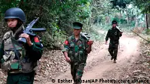17.03.2018 ARCHIV +++ In this March 17, 2018 photo, Kachin Independence Army fighters walk in a jungle path from Mu Du front line to Hpalap outpost in an area controlled by the Kachin rebels in northern Kachin state, Myanmar. While the world is focused on attacks on Myanmar’s Rohingya Muslims, a civil war rages, pitting government forces against another of the country’s minorities, the Kachins, mostly Christian. It’s one of the longest-running wars on Earth, and it has intensified dramatically in recent months, with at least 10,000 people been displaced since January alone, according to the United Nations. (AP Photo/Esther Htusan)