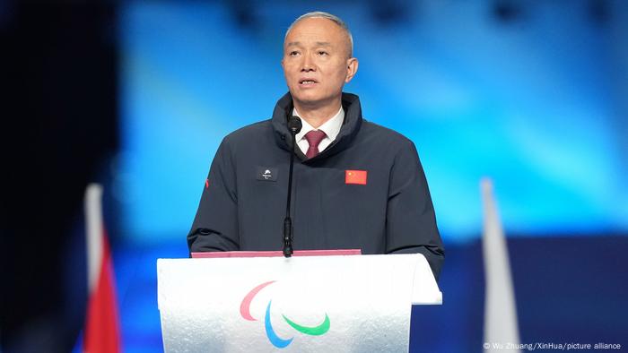 蔡奇是福建人，拥有经济学博士学位，现任北京市委书记。他曾是习近平在福建和浙江的旧部，2014年，他被调至中央，任新成立的中央国家安全委员会办公室副主任，2017年成为北京市委书记。他主政北京后，开展了一系列整治行动，例如要求控制人口规模，大规模强拆廉价出租屋，导致极具争议的清理低端人口运动。北京在疫情中成功举办了冬奥会，也可能为他的政绩加分。67岁的蔡奇目前在常委中排名第五，可能会担任国务院常务副总理。