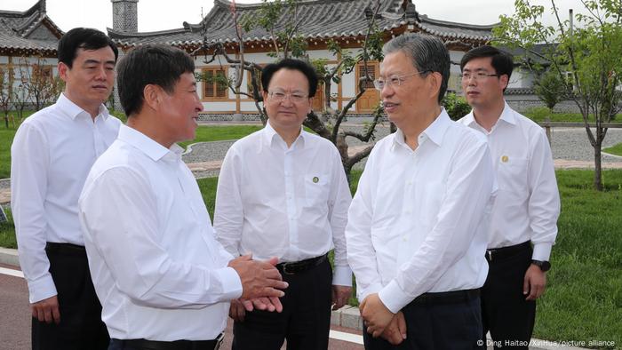 65岁的赵乐际现任中共中央纪委书记、中央巡视工作领导小组组长，在党内负责调查腐败和不忠行为。他曾在陕西和青海任省委书记，被视为习近平派系陕西帮的成员。赵乐际也是红二代，其父据称与习近平的父亲习仲勋有私交。根据他在新一届常委的出场顺序和中共以往的职务安排，赵乐际估计将在明年的两会上被推选为全国人大委员长。