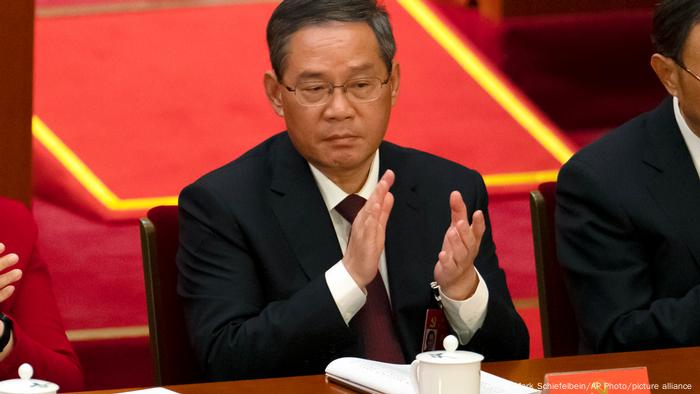 China, Mitglieder des neuen Pollitbüros der KP: Li Qiang applaudiert