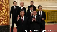 23/10/2022***
Die neuen Mitglieder des Ständigen Ausschusses des Politbüros, von vorne nach hinten, Xi Jinping, Präsident von China, Li Qiang, Zhao Leji, Wang Huning, Cai Qi, Ding Xuexiang und Li Xi, treffen in der Großen Halle des Volkes in Peking ein. +++ dpa-Bildfunk +++