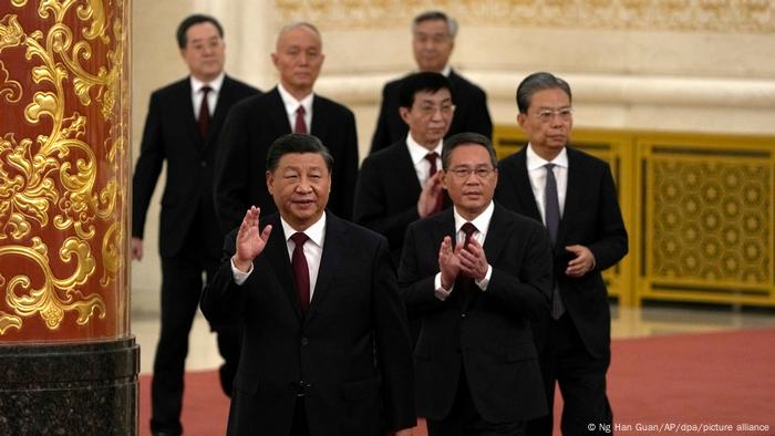 10月23日中午，习近平率新一届中央政治局常委在北京人民大会堂与中外记者见面
