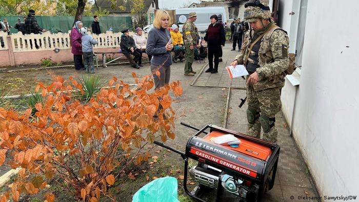 Befreite Gebiete der Ukraine Oblast Donezk: Freiwillige und die ukrainische Armee bringen einen Stromgenerator zu den Bedürftigen.