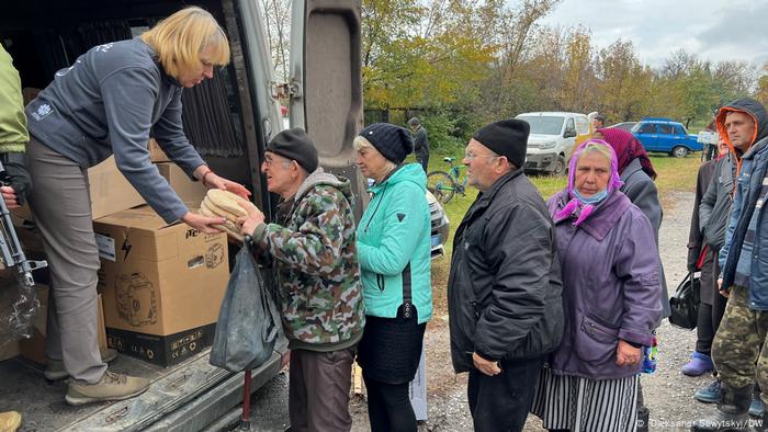 Ukraine befreite Gebiete Donetsk-Gebiete: Menschen erhalten Hilfspakete aus einem Lastwagen