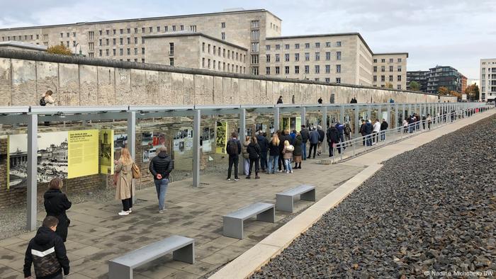 Visitantes en el centro de documentación Topografía del Terror de Berlín.