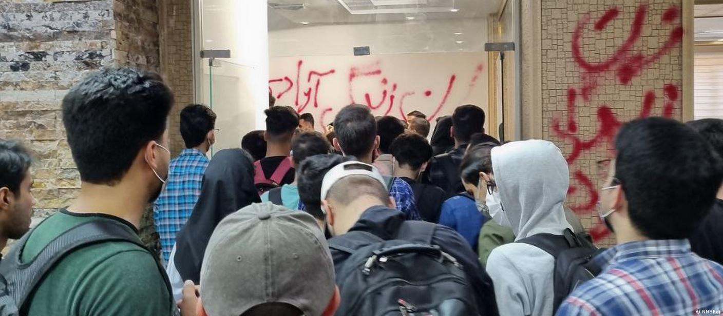 عکسی از اعتراضات دانشجویان پس از قتل مهسا امینی