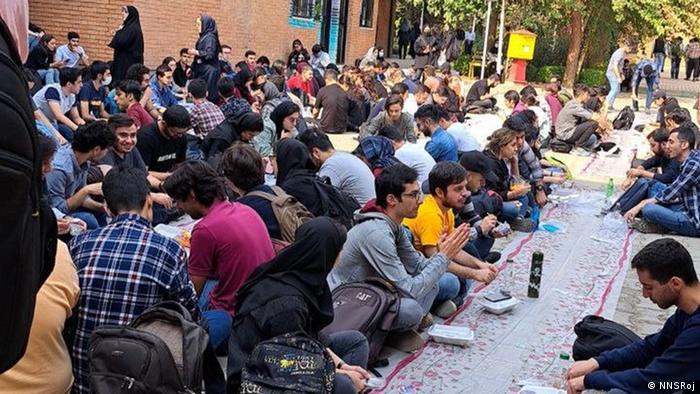 Iran Teheran | Studenten protestieren in der Sharif Universität