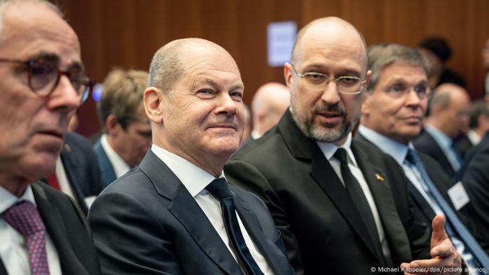 Bundeskanzler Olaf Scholz (SPD, 2.v.l), sitzt neben Denis Schmyhal (2.v.r.), Premierminister der Ukraine, Peter Adrian (l), Präsident des DIHK, und Ulrich Engel (r), Vizepräsident des Ostausschusses, beim Deutsch-Ukrainischen Wirtschaftsforum «Rebuild Ukraine». Bundeskanzler Olaf Scholz (SPD, 2.v.l), sitzt neben Denis Schmyhal (2.v.r.), Premierminister der Ukraine, Peter Adrian (l), Präsident des DIHK, und Ulrich Engel (r), Vizepräsident des Ostausschusses, beim Deutsch-Ukrainischen Wirtschaftsforum «Rebuild Ukraine».