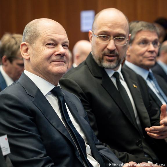 Премьер-министр Украины Денис Шмыгаль (справа) рядом с канцлером ФРГ Олафом Шольцем на конференции в Берлине
