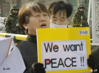 12月17日，延坪岛军演期间，韩国一些民众在首尔国防部前示威