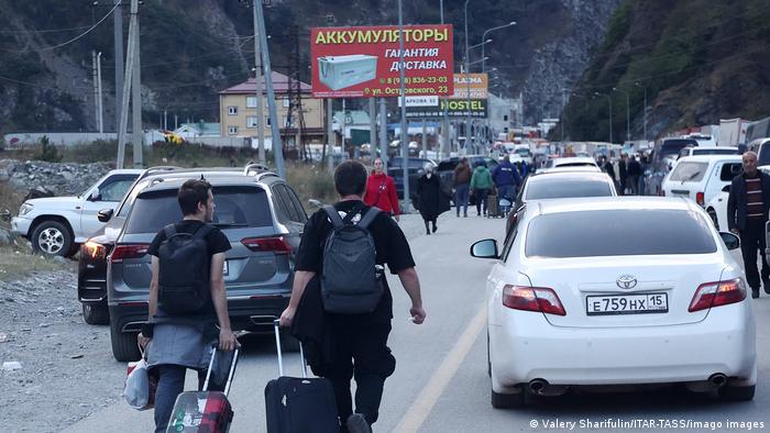 Rusos huyen del país tras el llamado a filas anunciado por el régimen.