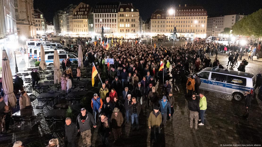 Ein Menschenmenge, die zum Teil Deutschlandfahnen hochhält