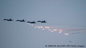 Symbolbild Russische Luftwaffe Sukhoi Su 25 Flugzeuge werfen Bomben
