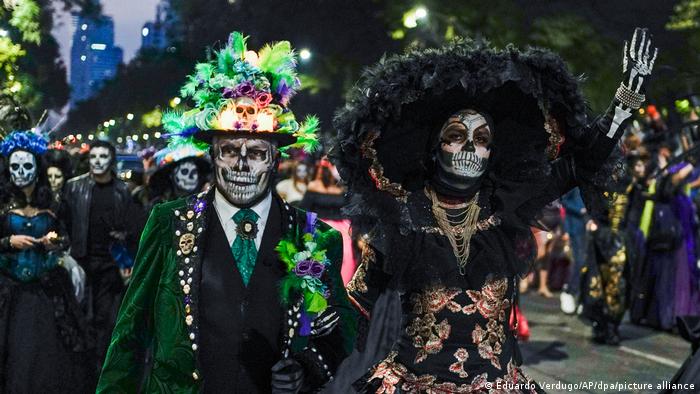 Ne, ovo nije uvod u Noć veštica. Meksički Dan mrtvih, u znak sećanja na preminule članove porodice, obeležava se 2. novembra, a danima pre toga na ulicama gradova mogu se videti ljudi kostimirani ovako, u tzv. „Katrine“.