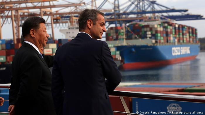 2019年11月，中国国家主席习近平在希腊总理米佐塔基斯的陪同下参观希腊比雷埃夫斯港。
