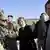 Merkel mit Soldaten und Verteidigungsminister zu Guttenberg (Foto: dpa)