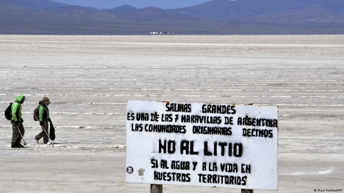 Placa contra a exploração de lítio nas chamadas Salinas Grandes, compartilhadas pelas províncias de Salta e Jujuy, no norte da Argentina.