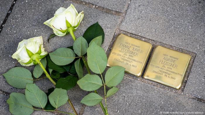 Zwei Stolpersteine, daneben liegen Rosen Zwei Stolpersteine, daneben liegen Rosen