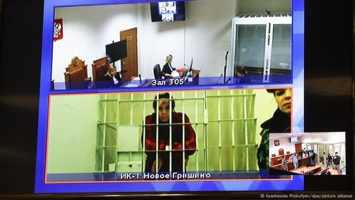 Brittney Griner, basketbolista estadounidense, condenada a cárcel en Rusia por portar aceite de cannabis, mira a través de la celda en sala de juicios en Moscú