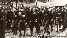 Mussolini beim Marsch auf Rom / Foto Marsch auf Rom, 28. Oktober 1922 (Die Faschisten unter Benito Mussolini erzwingen den Ruecktritt der Regierung Luigi Facta; Mussolini wird zum Minis- terpraesidenten berufen). - Die Quardrumvirn Mussolini, de Bono, de Vecchi und Balbo beim Marsch auf Rom. - Foto.