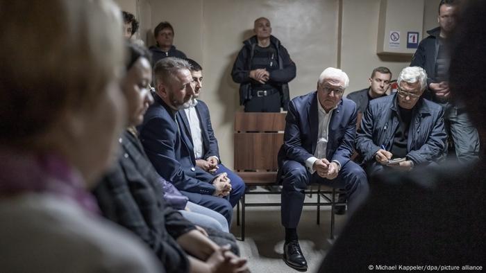 Steinmeier me qytetarë në një bunker, pas alarmit ajror në Ukrainë