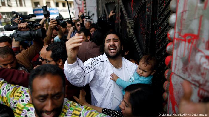 Ägypten Menschenrechte l Aktivist Alaa Abdel Fattah mit seinem Sohn in Kairo Ägypten Menschenrechte l Aktivist Alaa Abdel Fattah mit seinem Sohn in Kairo
