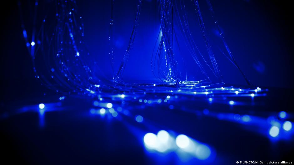 Wissenschaftler brechen Geschwindigkeitsrekord bei der Datenübertragung mit einem einzigen Infrarotlaser | Wissenschaft und Ökologie | DW Wissenschaftler brechen Geschwindigkeitsrekord bei der Datenübertragung mit einem einzigen Infrarotlaser | Wissenschaft und Ökologie | DW