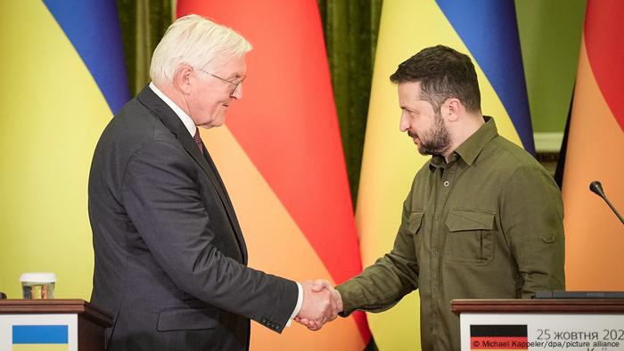 Der ukrainische Staatschef Wolodymyr Selenskyj trifft in Kiew mit Bundespräsident Frank-Walter Steinmeier zusammen Der ukrainische Staatschef Wolodymyr Selenskyj trifft in Kiew mit Bundespräsident Frank-Walter Steinmeier zusammen