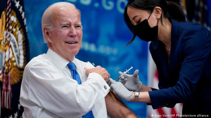 USA Präsident Biden bei seiner zweiten Auffrischungs-Impfung gegen COVID-19