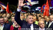 25/10/2022***Bosnian Serb leader and member of the Bosnian Presidency Milorad Dodik waves as he leads thousands who gathered to support the people's rally for the defense of Republika Srpska protest in Banja Luka, Bosnia, Tuesday, Oct. 25, 2022. Tens of thousands of people rallied in Bosnia Tuesday to demand from electoral authorities to end a recount of ballots cast in one of the races in the country’s Oct. 2 general election and confirm a staunchly pro-Russian politician as the president of its Serb-run part. (AP Photo/Armin Durgut)