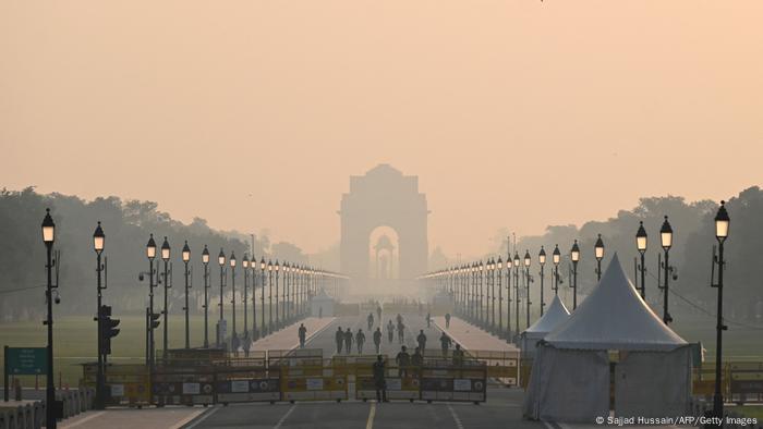 Smog tóxico en Nueva Delhi hace difícil divisar la Puerta de la India este lunes el 25 de octubre de 2022.