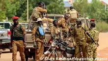14.10.2022, Ouagadougou+++ Soldaten, die Burkina Fasos jüngstem Putschisten Traore treu sind, stehen neben einem Militärfahrzeug vor der Nationalversammlung, nachdem Traore zum Übergangspräsidenten ernannt wurde. +++ dpa-Bildfunk +++