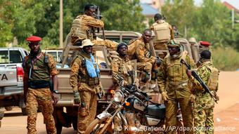 Des soldats burkinabè dans une rue de Ouagadougou le 14 octobre 2022