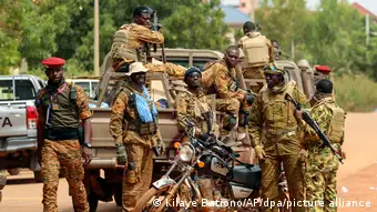 Des soldats burkinabè dans une rue de Ouagadougou le 14 octobre 2022