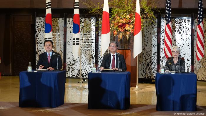 Viceministros de Exteriores de Corea del Sur, Japón y EE. UU., en Tokio: Hyundong, Mori y Sherman.